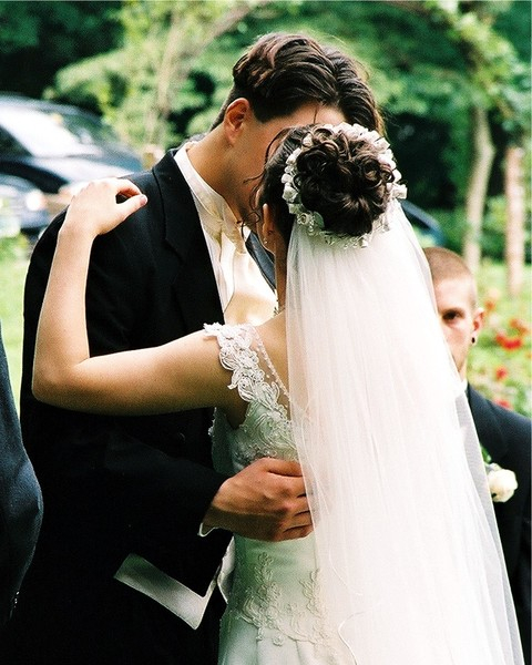 groom,wedding,bride,kiss,hug,summer,ceremony,outdoor,embrace,dress,white,happy,couple