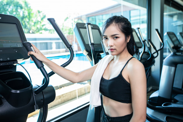 Fit Woman Training In Gym Stock Photo - Download Image Now - 20-24