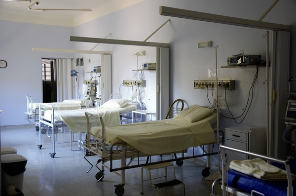 bed,clinic,empty,equipments,floor,furniture,healthcare,hospital,hygiene,indoors,medical,room,Free Stock Photo