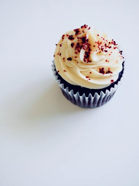 single,cupcake,sprinkles,chocolate,muffin,tasty,bakery,baking,white background