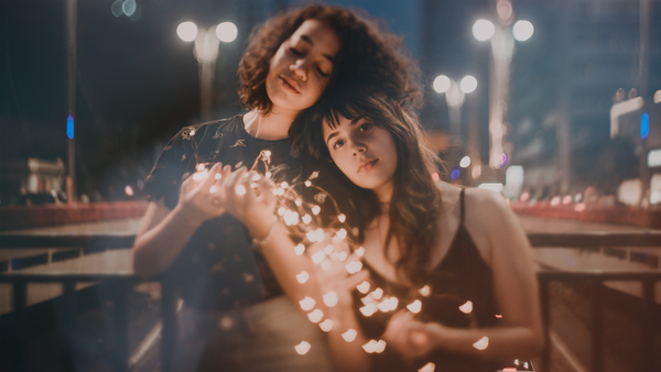 blur,casual,christmas lights,close-up,female,focus,friends,girls,illuminated,ladies,luminescence,models,photoshoot,together,wear,women,Free Stock Photo