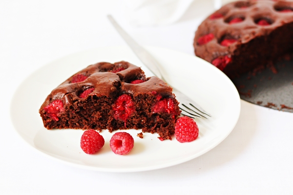cake,dessert,raspberries,sweet,white background