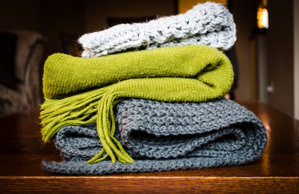 blanket,scarf,cold,cloth,table,green,grey,white
