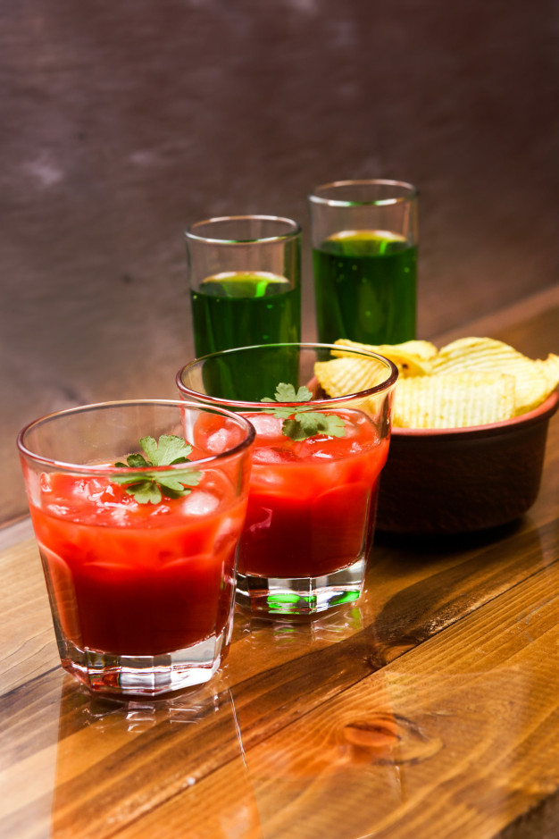 water,restaurant,green,table,red,bar,ice,glass,drink,juice,organic,cocktail,plate,vegetable,wooden,alcohol,tomato,cold,diet,wood table