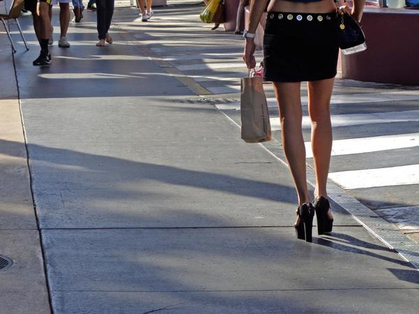 mini skirt,skirt,legs,sexy,cute,bag,walking,street,outside,outdoor,shopping,high heels,heels