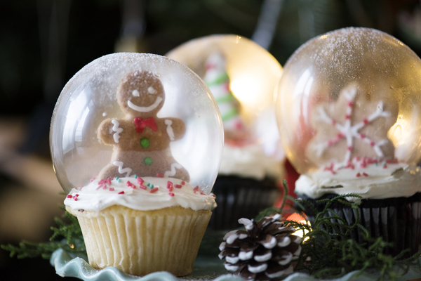 christmas,holiday,christmas day,christmas eve,yuletide,cupcake,gingerbread,gingerbread cookie,gingerbread man,frosting,pastries,christmas tree,set,snowflake,dessert,sweets,pastry,snow globe,buttercream,december