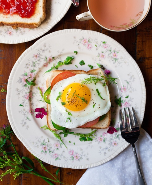 egg,sandwich,breakfast,food,plate,fork,napkin,restaurant,napkin