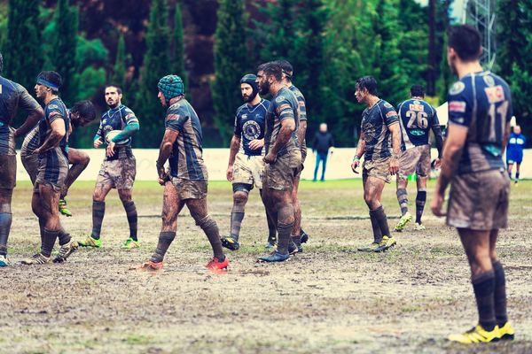exercise,man,sport,revive,sport,woman,man,male,guy,sport,man,male,group,rugby,player,guy,mud,dirt,grass,shorts,tree