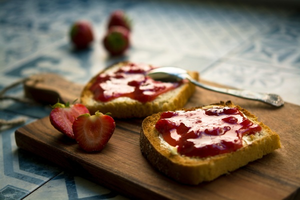 jam,sandwich,strawberry,fork,table,food