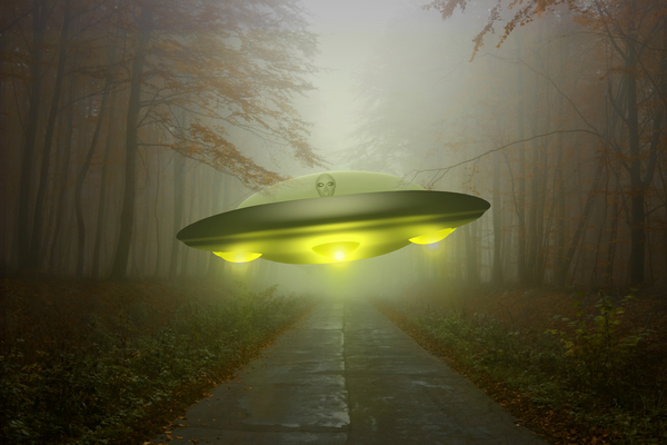 cc0,c2,ufo,alien,3d,render,spaceship,sci-fi,fantasy,saucer,contact,et,light,mystic,forest,fog,spacecraft,mystery,fiction,glow,flying,free photos,royalty free