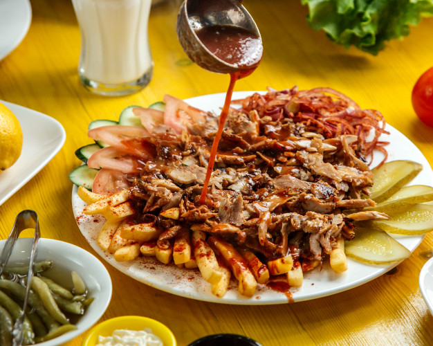 pickles,doner,tomatoes,chiken,fries,french,onion,kebab,view,salad,plate,bread
