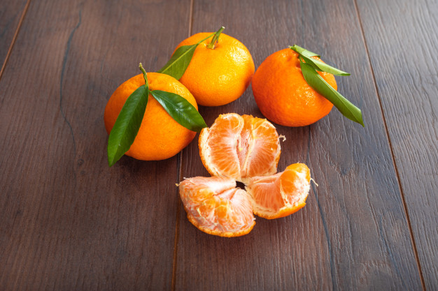 mandarin orange plant,satsuma mandarin,satsuma,healthful,ripe,mandarin,fresh,diet,natural,plant,fruits,orange,leaves,fruit,table,wood,food