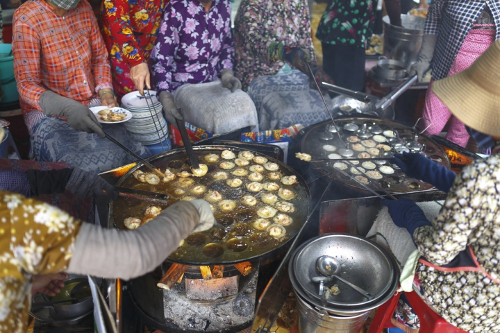 bazaar,booth,cooking,festival,food,grow,market,merchant,people,stall,street,street food