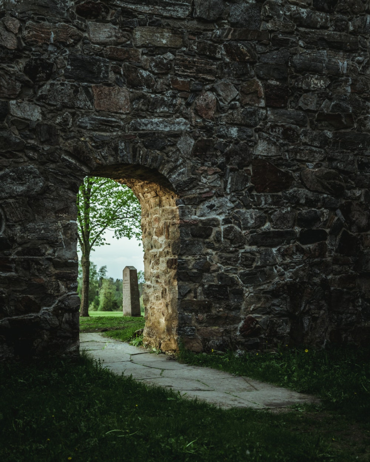 ancient,arch,architecture,building,castle,dark,grass,historic,landmark,outdoors,ruins,stone,stone wall,summer
