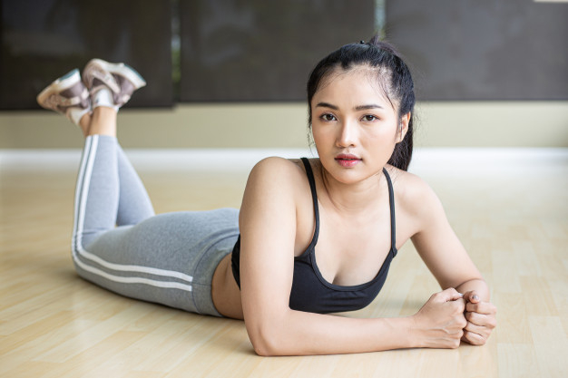 Free: Women lie down, relax and lift their legs in the gym. Free