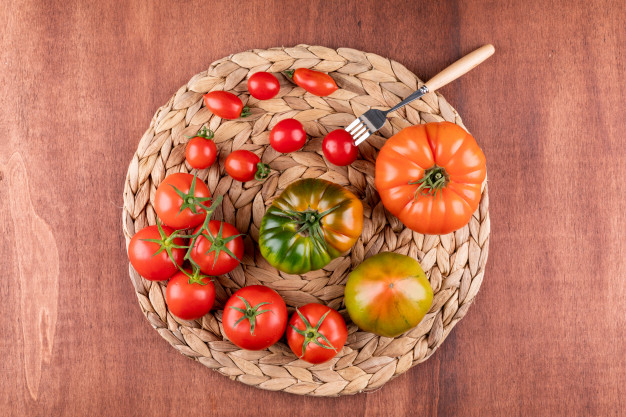tomatoes,cuisine,delicious,vegetarian,meal,fresh,dish,tomato,fork,vegetable,leaf,wood,food