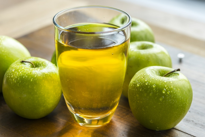 apple juice,apples,beverage,delicious,drink,drinking glass,food,fruit,glass,juice,juicy