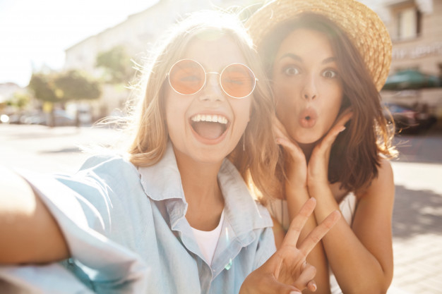 girlfriends,hangout,cheerful,sisters,blonde,casual,self,pretty,surprised,scream,chic,joy,laugh,positive,motion,crazy,glamour,tourist,accessories,warm,together,funny,vacation,sunset,natural,hat,smile,mobile,student,girl,phone,camera