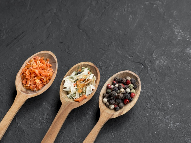 Spices on wooden spoons  Pictures of food • Foodiesfeed • Food