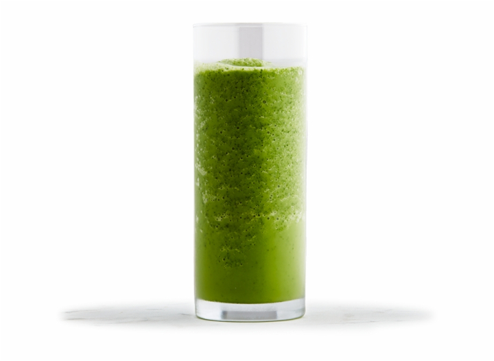 Premium PSD  A glass of green smoothie with a straw and fruits on  transparent background