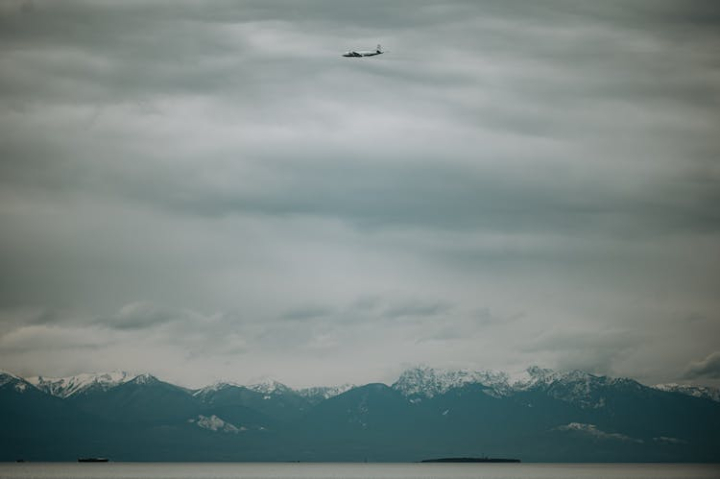 airplane,clouds,flying,fog,mist,mountains,plane,sea,sky,water