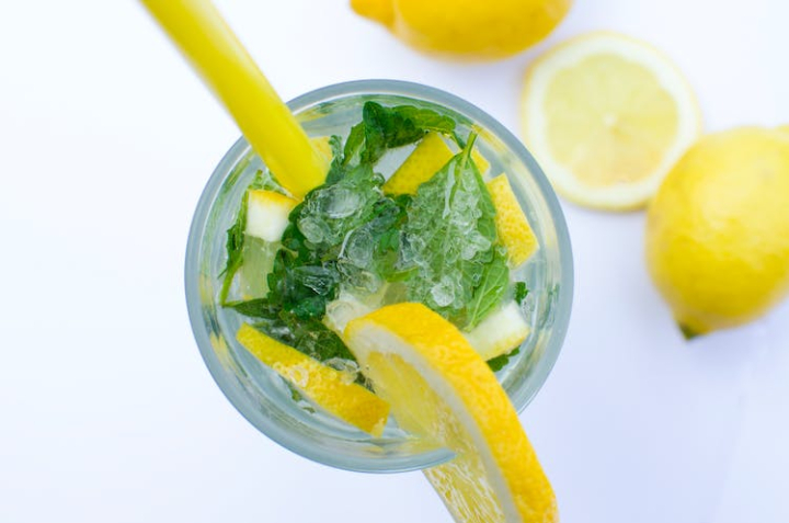 alcohol,background,beverage,citrus,close-up,cocktail,cold,cool,delicious,diet,drink,food,fresh,freshness,fruit,glass,green,herb,ice,ingredients,juice,leaf,lemon,lime,liquor,macro,mint,mojito,refreshing,refreshment,slice,sour,yellow