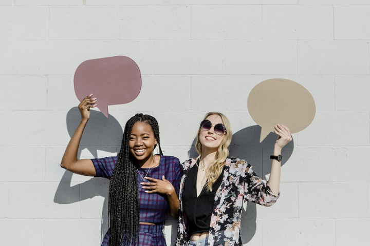 speak,sunglasses,laugh,black american mockup,mockup,people speak,bubble speech,two text balloons,person photo,black woman laughing,african,african american,rawpixel