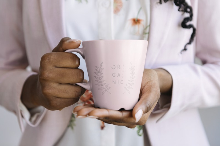 mug mockup,mug,black woman,cup mockup,mockup,coffee,coffee cup,coffee mug mockup,african american woman,mug mockup psd,drinking coffee,pink,rawpixel