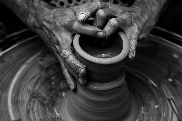 cultura,clay,artesano,pottery,artesanía,potter,manos,potter wheel,public domain art,wheel,public domain images,alfarero,rawpixel