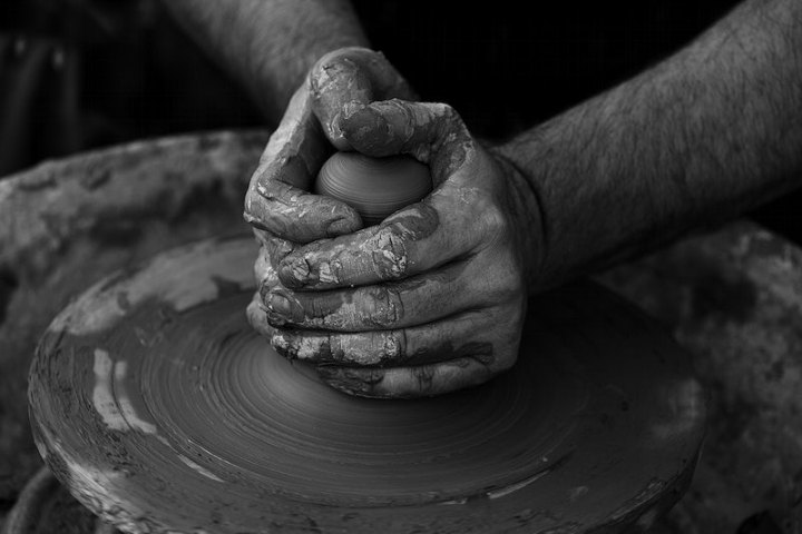 pottery,barro,clay pot,maker,artesanía,clay,pot making,pottery making,background clay,job,create,potter,rawpixel