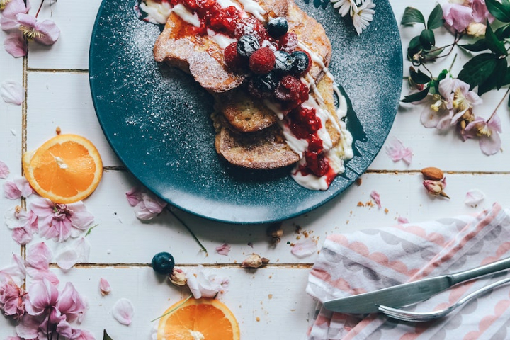 french toast,berry,food,grapefruit,napkin,toast,french foods,fruit,bread slices,blueberry,french plate,bread,rawpixel