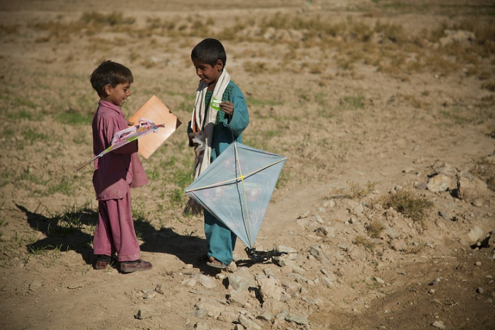 kite,toy,poverty,afghanistan,childhood,kid afghanistan,refugee child,refugee,afghan children,malnourished,toy cc0,person photo,rawpixel