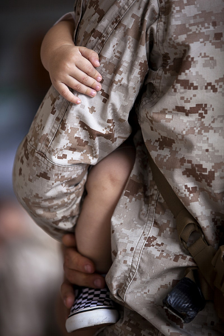 us marine,military,military family,afghanistan,family,hug of daddy,love,usa army,family reunion people,hawaii,afghanistan children,deployment,rawpixel