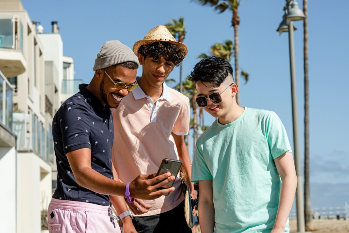 technology,people,phone,summer,beach,african american,smile,palm tree,cellphone,man,smartphone,diversity,rawpixel