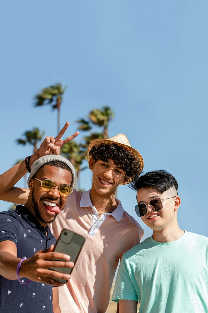 technology,people,phone,summer,beach,african american,smile,palm tree,cellphone,man,smartphone,diversity,rawpixel