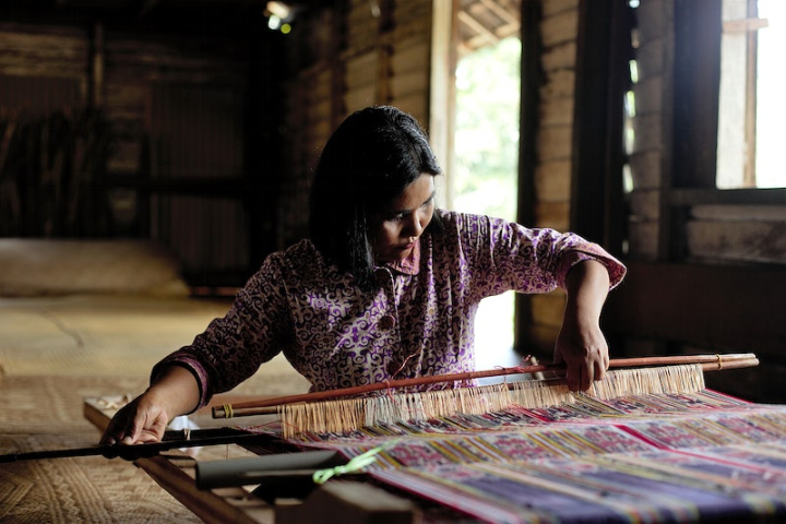 indonesia,weaving,sustainability,sustainable business,local business,women working,asia people photos,asian people,asian craft,work people asien,public domain crafting,public domain woman,rawpixel
