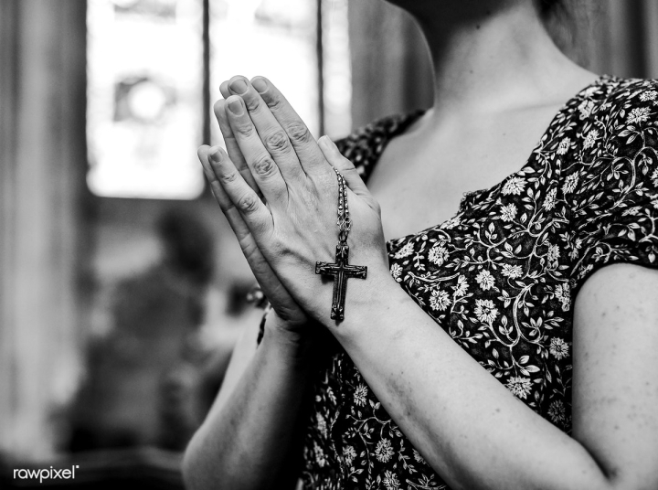 Black-Woman-praying- CatholicTT