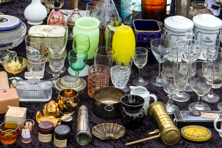 flea market,glassware,antique market,stock market,flea,bazaar,public domain,flea market glass,market,picture display,display,antique,rawpixel