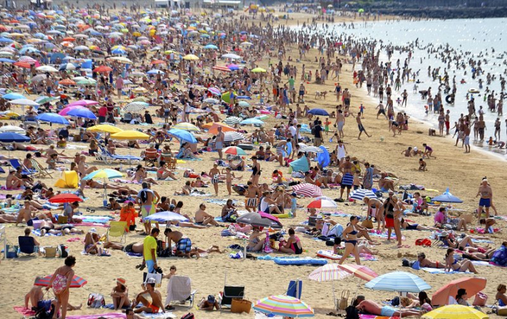 crowded beach people,crowded beach,beach,crowd of people,crowd,public domain beach,summer,beach umbrella,swimming,vacation,tourist,tourist crowd,rawpixel