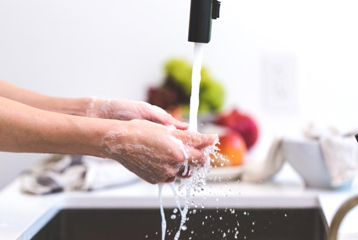 washing hands,washing,cooking,home,person photo,cooking hand,home cooking,cc0,creative commons,creative commons 0,free,free image,rawpixel