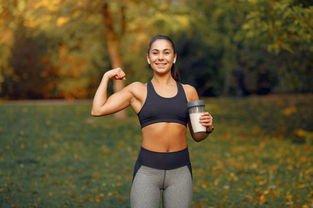 Free: Sports girl in a black top training in a autumn park Free