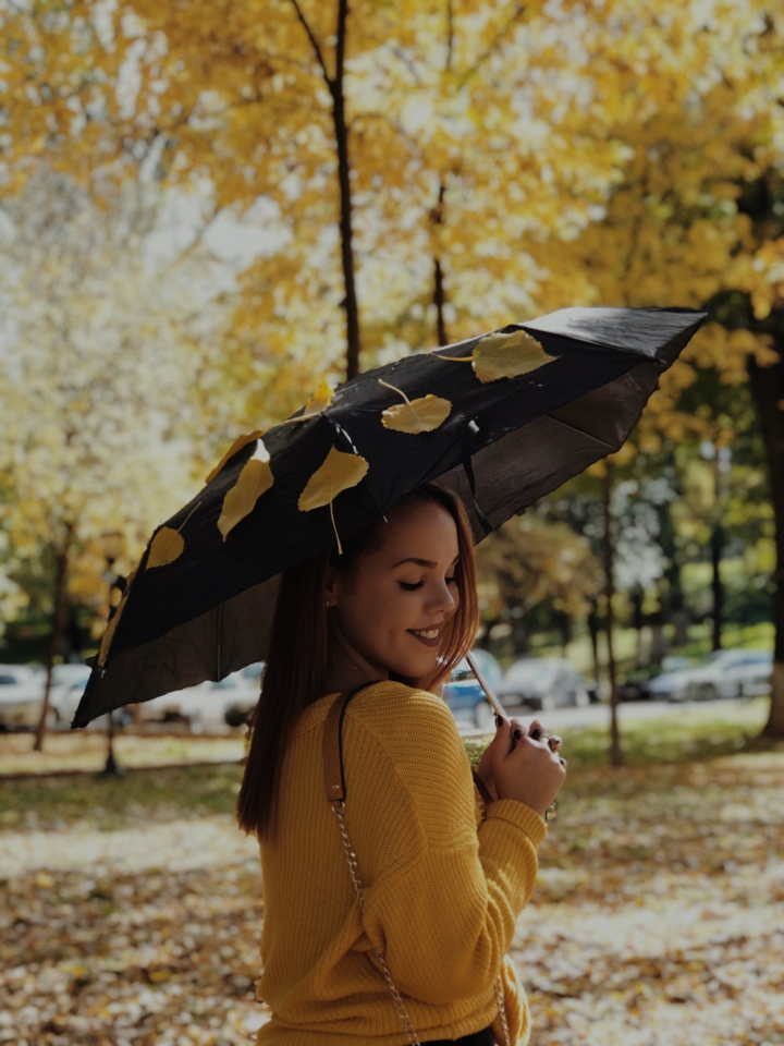 Elegant Vintage Umbrella in Senior Photo Shoot