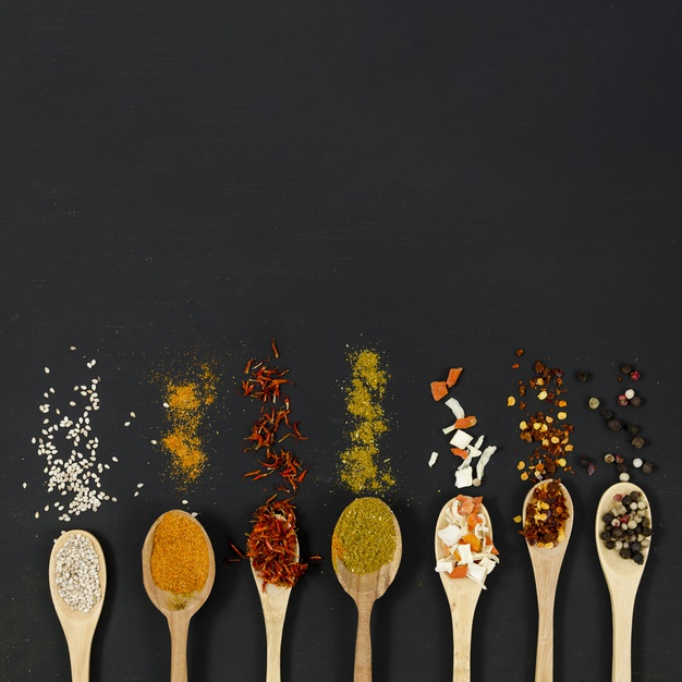 Spices on wooden spoons  Pictures of food • Foodiesfeed • Food pictures  —Pictures of food • Foodiesfeed • Food pictures