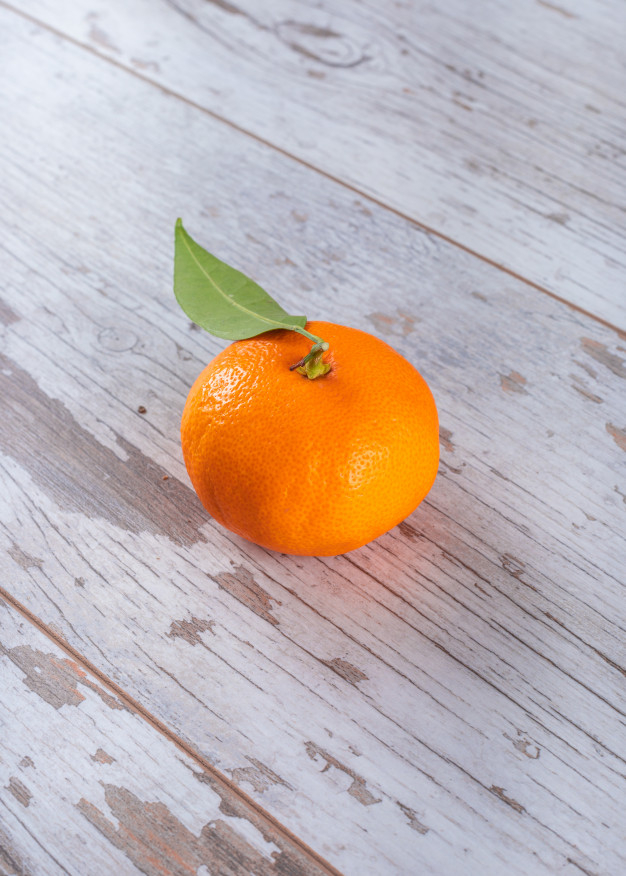 mandarin orange plant,satsuma mandarin,satsuma,healthful,ripe,mandarin,fresh,diet,wooden,natural,plant,fruits,orange,leaves,table,food