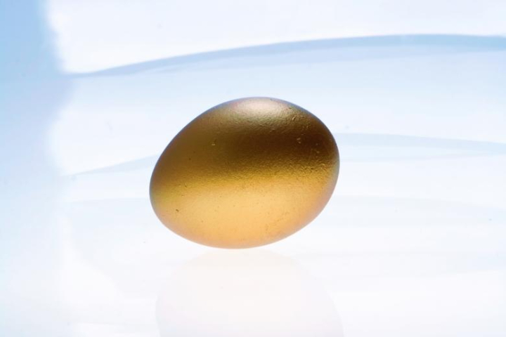 bright,concept,decoration,easter,egg,food,gold,golden,holiday,natural,nest,object,shiny,treasure,wealth,blue,yellow,netstockvault