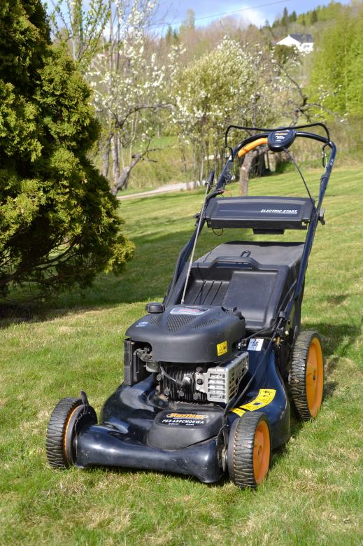 lawn,mow,mower,mowing,lawnmower,pushmower,push,care,grass,vegetation,blade,blades,work,working,black,sunlight,green,field,occupation,engine,motor,garden,gardening,technology,mechanical,electric,equipment,wheel,wheels,gasoline,agriculture,agricultural,cut,cutting,clip,clippings,razor,rotary,riding,ride,growth,outdoors,machine,machinery,neat,even,compact,residential,herb,maintain,maintenance,backyard,height,level,colect,collecting,cordless,selfpropelled,netstockvault