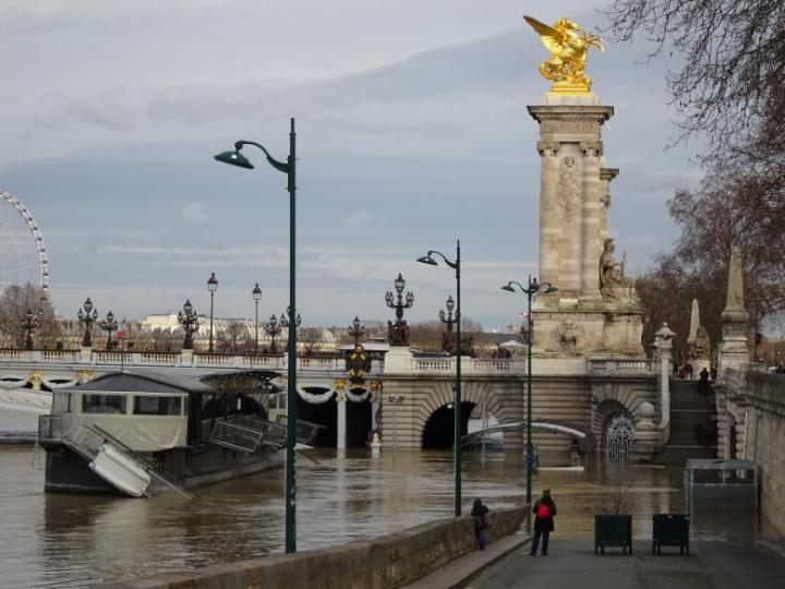 flooding,bridges,sculptures,river,boats,paris,netstockvault