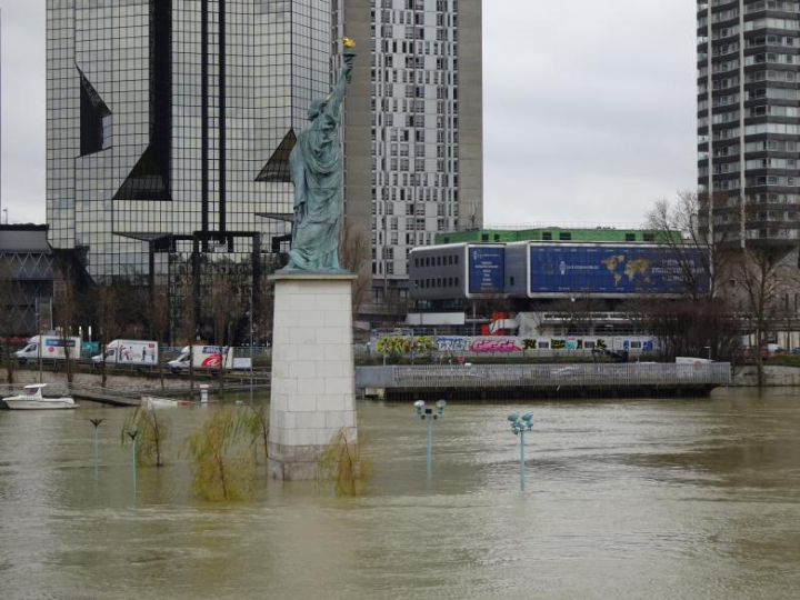 sculpture,flooded,river,paris,water,netstockvault