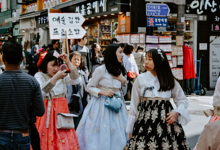 South Korea's traditional hanbok dress becomes newly fashionable | CBC News