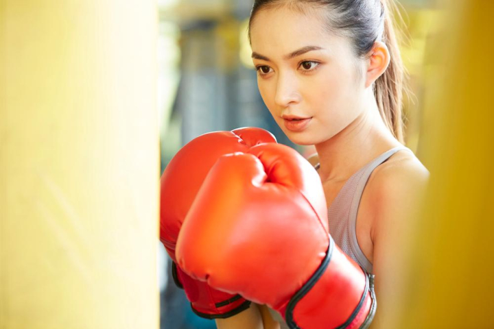 person,portrait,portraits,youthful,young female,female,females,lady,woman,women,one person,one man,twenty,30,thirty,asian,foreigner,caucasian,indoor,gym,gymnasium,training gym,fitness gym,fitness,boxing,boxercise,weight-loss,weightloss,wellbeing,wellness,nourishment,nutritiou,health,healthy,slim,styles,sport,sports,exercise,training,workout,combative sport,muscle training,muscle exercise,muscular,muscle,muscles,exercise clothes,sportswear,punch,punched,punching,hitting,glove,boxing glove,face,facial,facial expression,pose,posing,poses,sideways,beautiful,pretty,sexy,cool,groovy,hold out,be persistent,panasian,asia,xframe